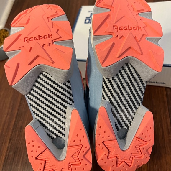 Brand new customized Reebok sneaker. Size5 - Picture 3 of 8